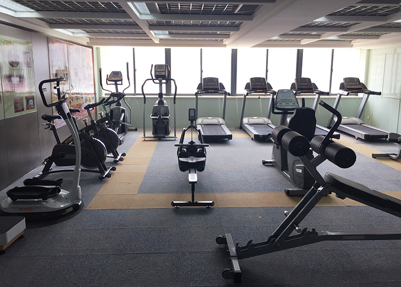 武汉市第一商业学校健身房器材