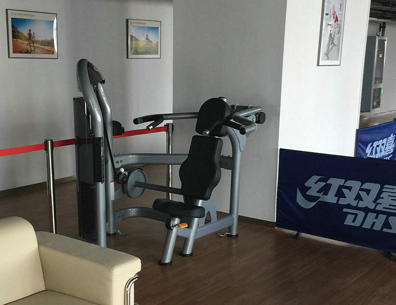 坐式推肩训练器图片