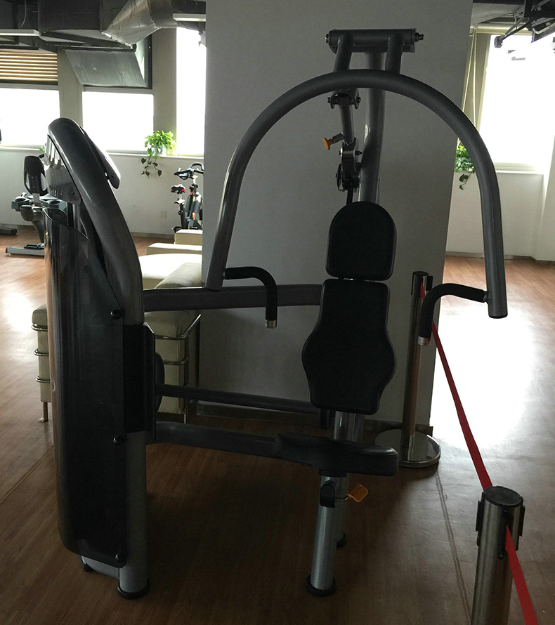 坐式推胸训练器