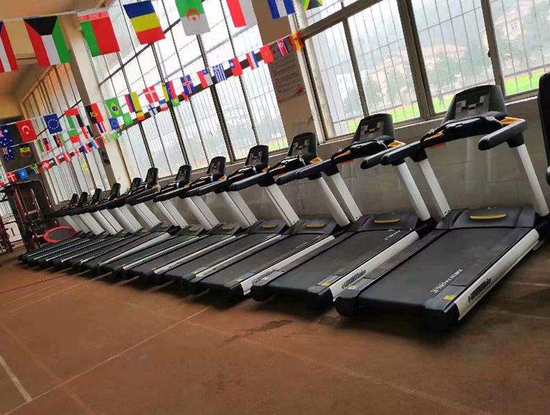 湖北文理学院健身房跑步机