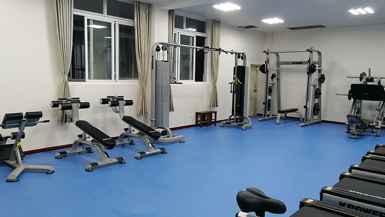 学校健身房器材