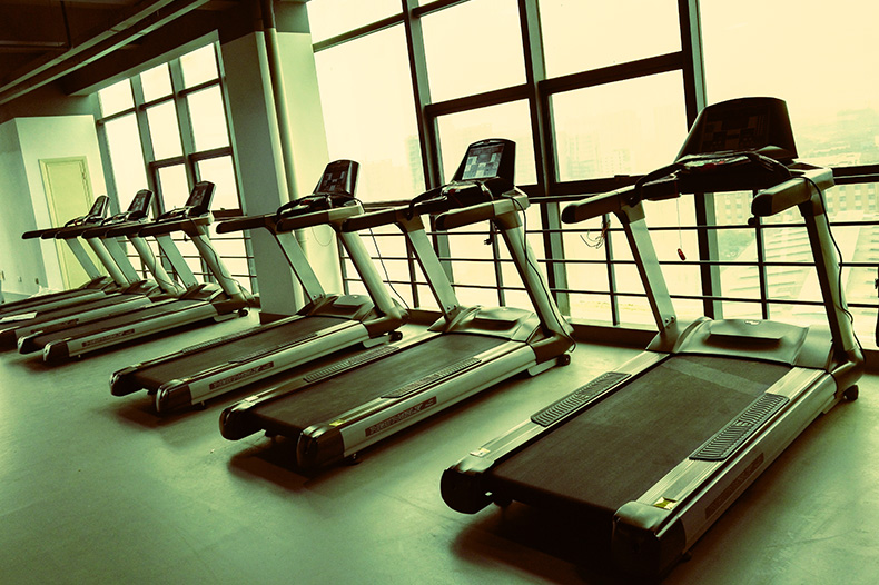 武汉市仪表电子学校健身房跑步机